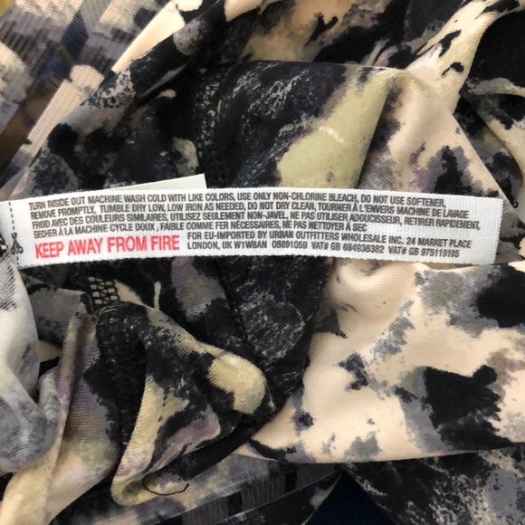 NEW! FREE PEOPLE MOVEMENT idris layer dark night print long sleeve crop top tee​ - Picture 15 of 16